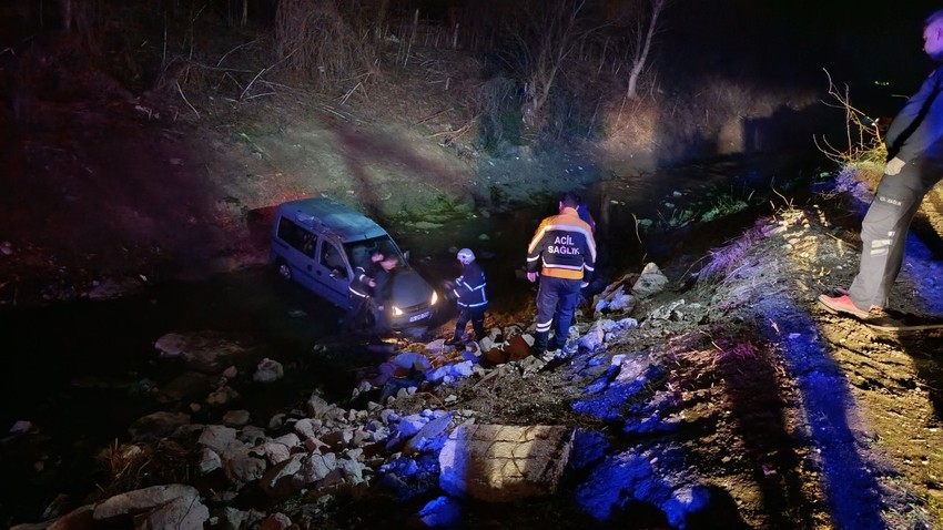 Edirne’de hafif ticari araç dereye uçtu: 2 yaralı