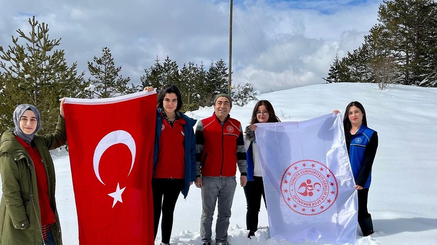 Kastamonu'da toplanan ekip, Ilgaz Dağı'na çıktı. Karla kaplanan bölgeye kilolarcasını bırakıp döndü