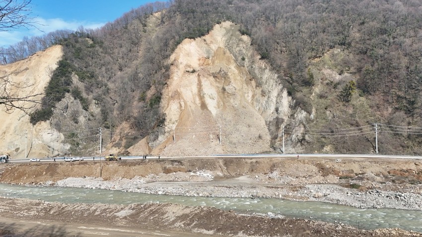 Düzce'de heyelan; 4 köy ve 2 mahallenin yolu trafiğe kapatıldı