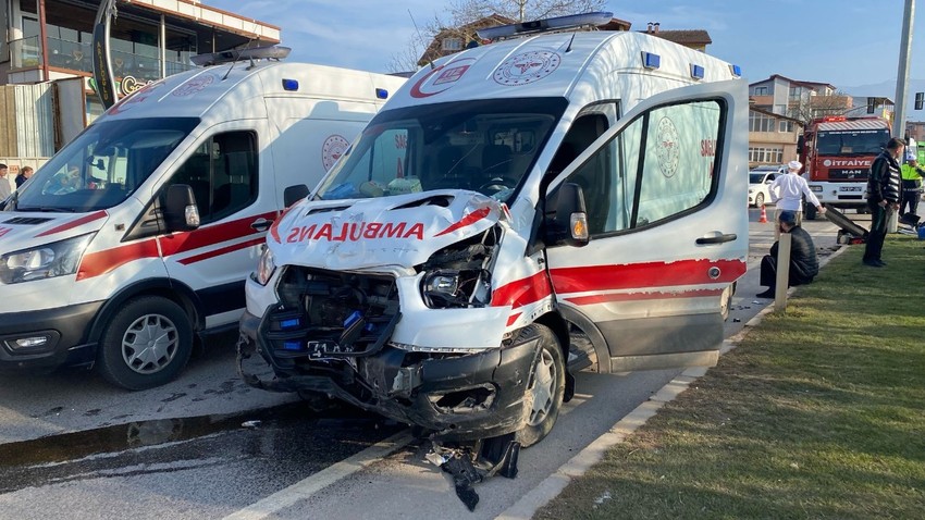 Hamile kadını taşıyan ambulans otomobil ile çarpıştı: Yaralılar var