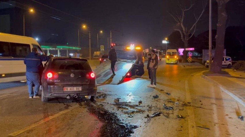 Makas atan otomobil sürücüsü minibüse çarptı: 10 yaralı