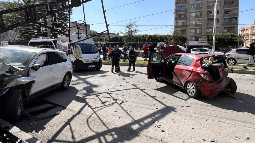 Adana’da 3 araç birbirine girdi: 2 kişi yaralandı!