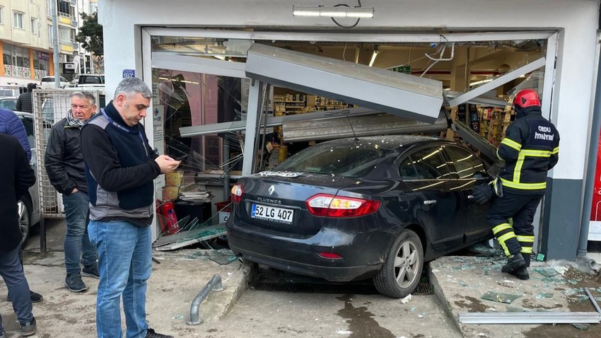 Ordu'da feci kaza! Otomobil, markete girdi: Yaralılar var