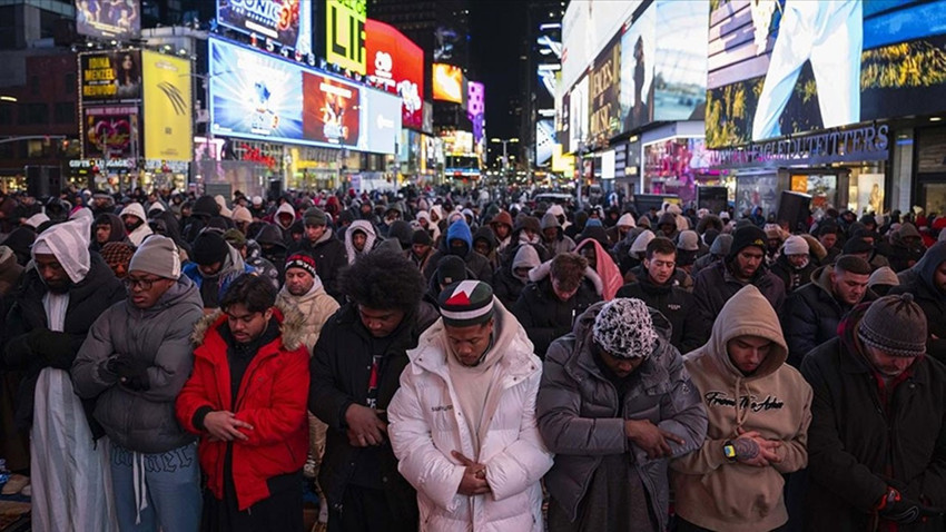 Times Meydanı'nda teravih namazı