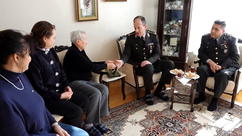 Hatice teyzeden huduttaki Mehmetçiğe boyunluk hediyesi
