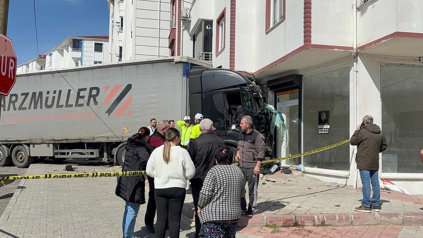 Direksiyon başında fenalaşan tır sürücüsü dükkana daldı!