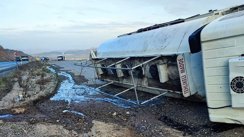 Gaziantep’te kaza: Akaryakıt tankeri devrildi! 2 kişi yaralandı