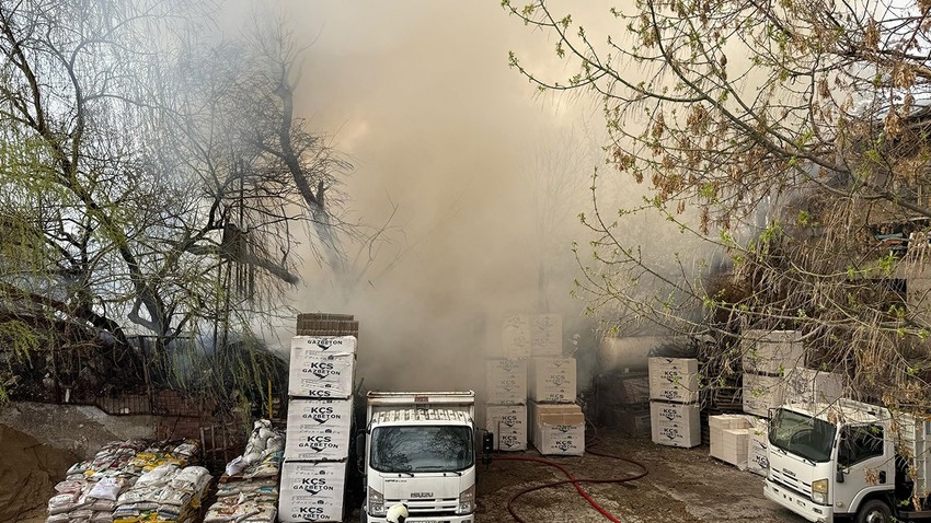 Başkentte yangın! İstiflenmiş hurda kağıtlarının bulunduğu metruk bina alev alev yandı!