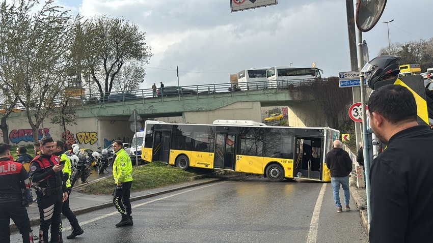 Beyoğlu'nda İETT otobüsü bariyerlere çarptı: Yol trafiğe kapandı