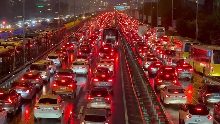 Yola çıkacaklar dikkat! İstanbul'da bu yollar trafiğe kapatıldı