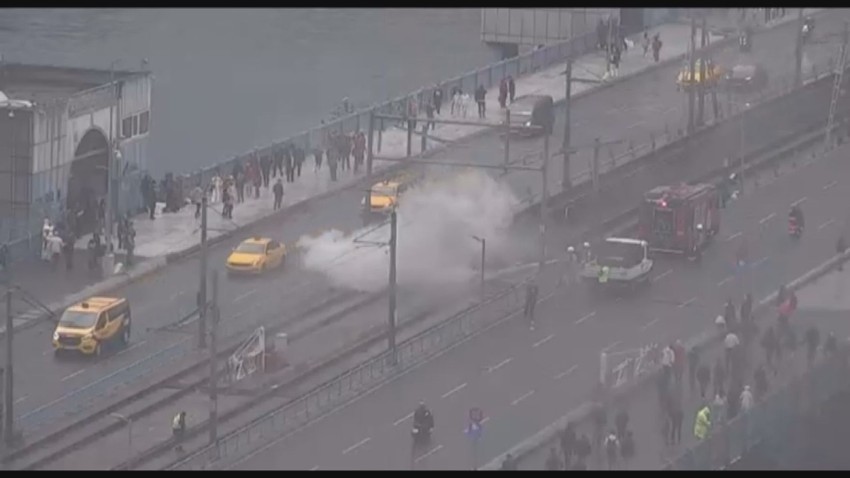 Galata Köprüsü'nde korkutan yangın! Tramvay seferleri durdu