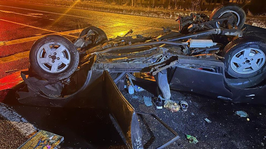 Ağrı'da feci kaza! Otomobil hurdaya döndü: 2'si ağır 4 yaralı
