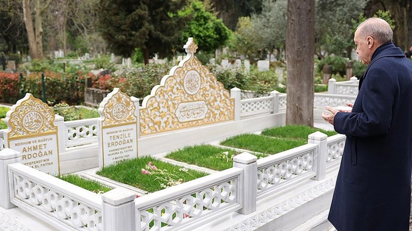Cumhurbaşkanı Erdoğan, anne ve babasının kabirlerini ziyaret etti