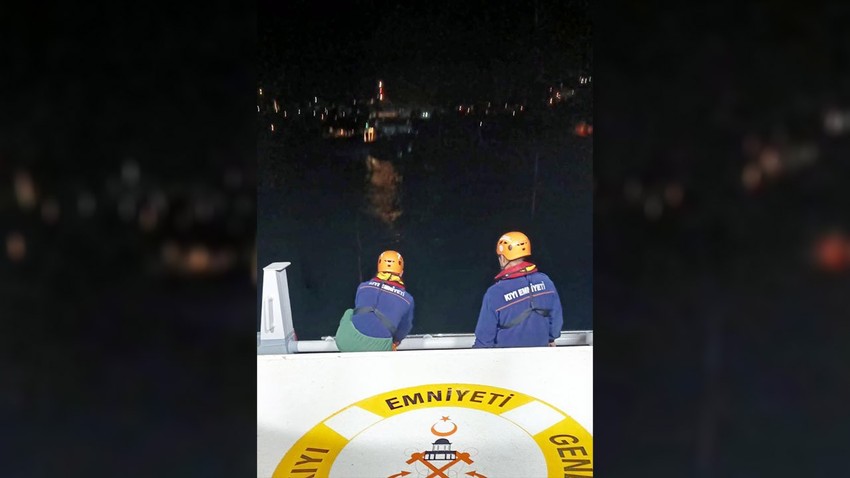 Bodrum'u fırtına vurdu! Sürüklenen tekneyi KIYEM ekipleri kurtardı