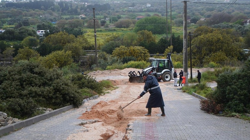 İzmir'de sağanak, dolu ve toz taşınımı hayatı olumsuz etkiledi! Su baskınları meydana geldi