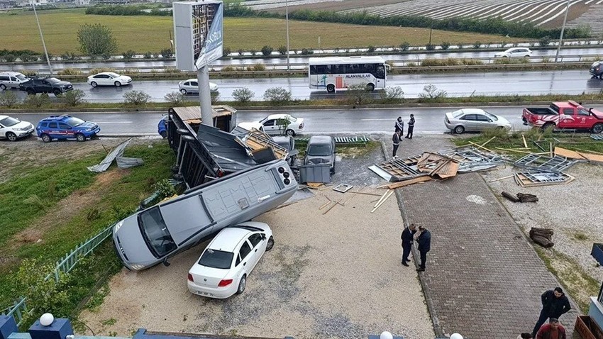 Antalya'da hortum ortalığı savaş alanına çevirdi! 2 tonluk bungalovu uçurdu!