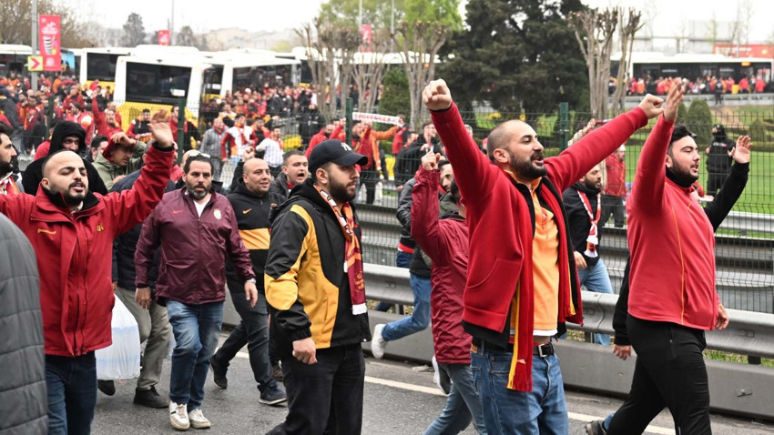 Galatasaray taraftarları, Fenerbahçe derbisi için Kadıköy’e geldi!