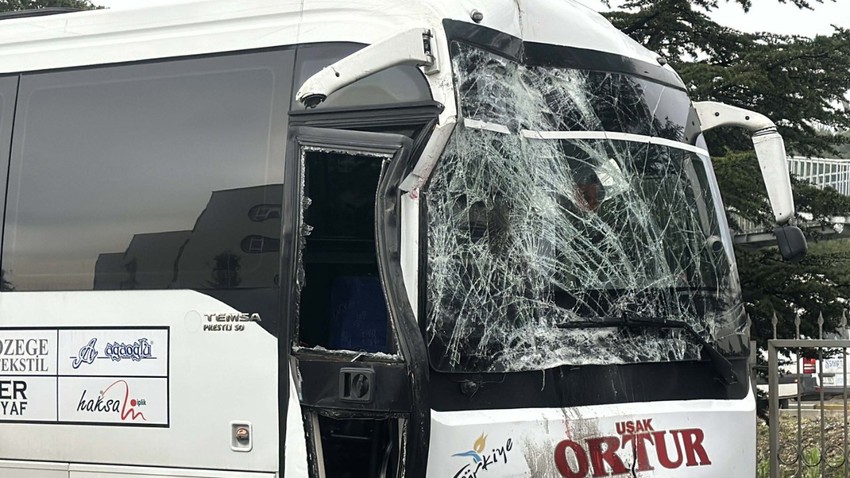 Uşak'ta işçi taşıyan midibüs, servis otobüsüne çarptı; 20 yaralı