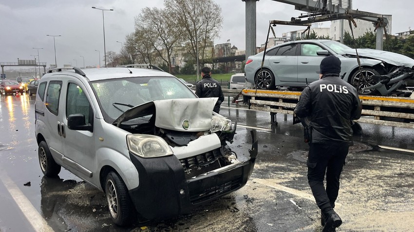 Fatih’te zincirleme trafik kazası: 3 araç birbirine çarptı