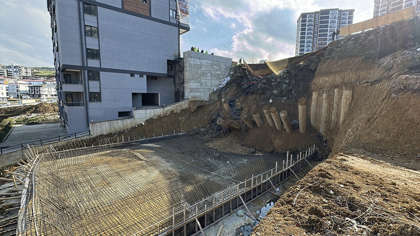 Samsun'da inşaat alanı yakınında yol çöktü