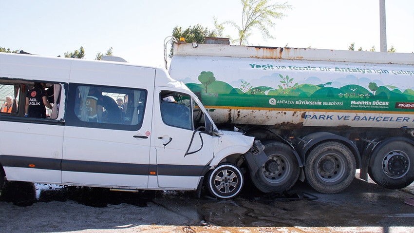 Antalya'da feci kaza: Tur minibüsü ve sulama tankeri çarpıştı! Çok sayıda yaralı