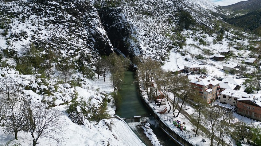 "Aşk acısını dindiren şelale" beyaza büründü