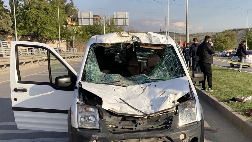 Gaziantep’te ilginç kaza! Yola fırlayan at polis aracına girdi