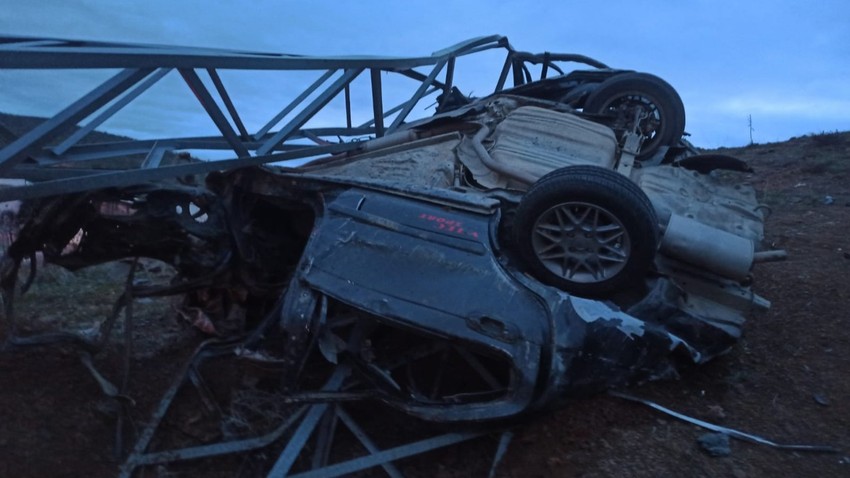 Bingöl’de feci olay! Çarptığı elektrik direği otomobilin üzerine düştü: Ölü ve yaralı var