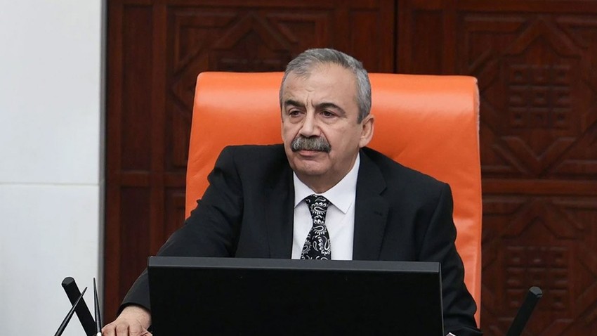 Siyasi isimlerden, Sırrı Süreyya Önder'i hastanede ziyaret!