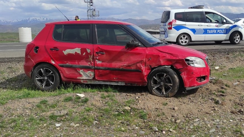 Bingöl'de otomobil ve sürücü kursu eğitim aracı çarpıştı: Yaralılar var