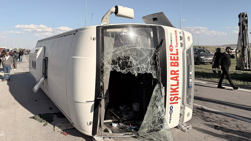 İşçileri taşıyan midibüs ile otomobil çarpıştı: Çok sayıda yaralı var