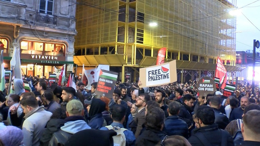 Beyoğlu İstiklal Caddesi'nde izinsiz Filistin'e destek gösterisinde arbede yaşandı!