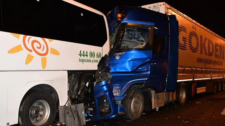Bilecik'te tur otobüsü tırla çarpıştı: Yaralılar var!
