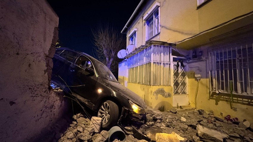 Yer Üsküdar! Otomobil bahçe duvarına çarptı: Sürücü aracını bırakıp kaçtı