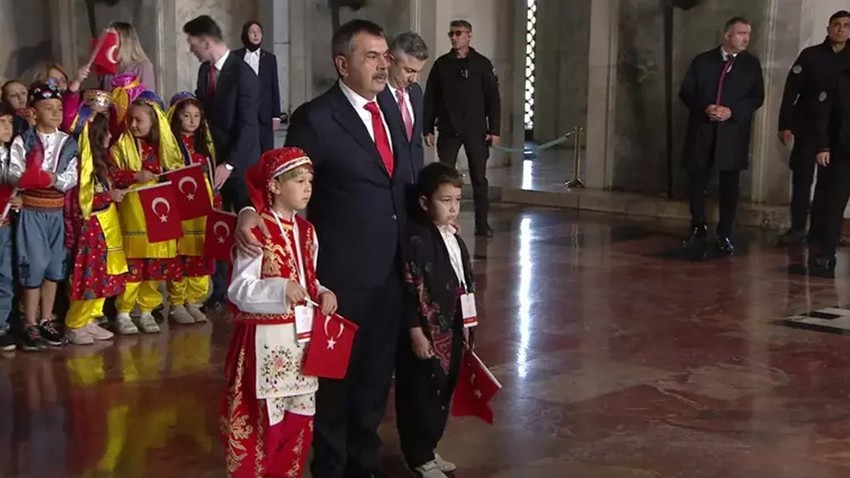 Bakan Tekin ve çocuklardan Anıtkabir'e ziyaret!