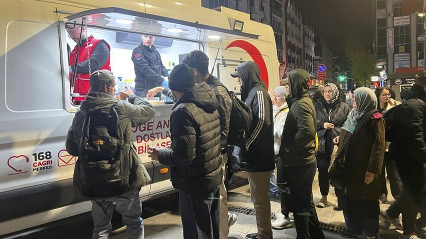 Türk Kızılay'dan İstanbul'a Mobil Aşevi desteği gece boyu sürdü!