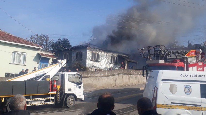 Sakarya'da korkutan yangın! Alevlere teslim olan ev kullanılamaz hale geldi