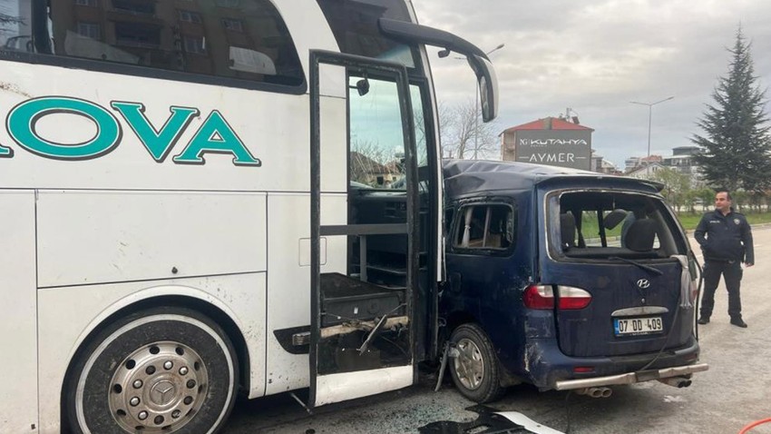 Yolcu otobüsüyle hafif ticari araç çarpıştı: 1 ölü, 2 yaralı