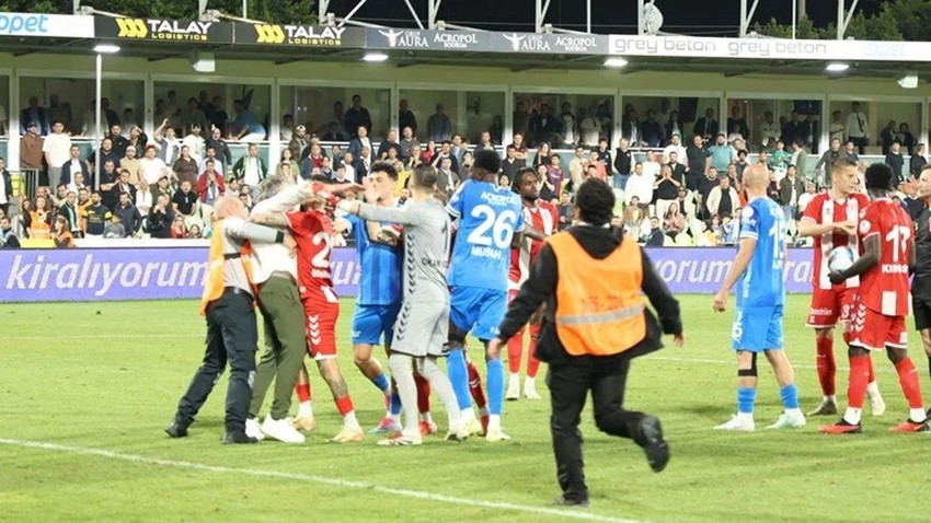 Süper Lig'de olaylı maç! Taraftarlar sahaya indi, hakeme saldırı son anda önlendi