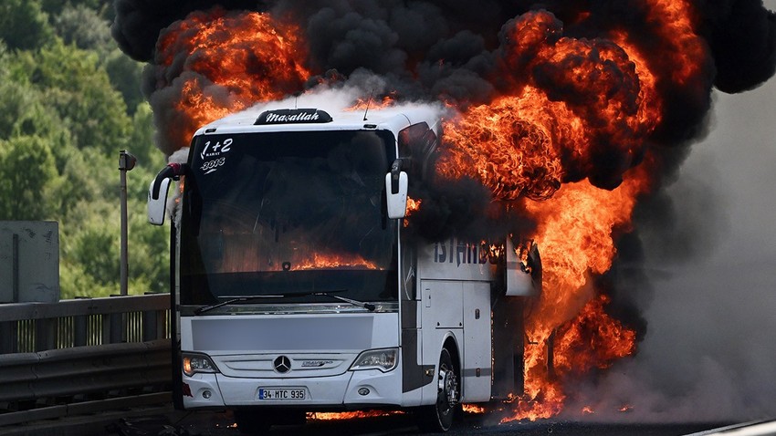 Anadolu Otoyolu'nda korkutan yangın: Seyir halindeki yolcu otobüsü alevler içinde kaldı