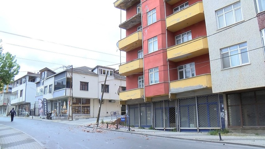 Sancaktepe'de 5 katlı metruk binada balkon çöktü!