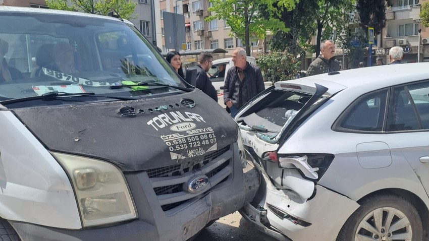 Kamyonet otomobile çarptı; 3 yaralı