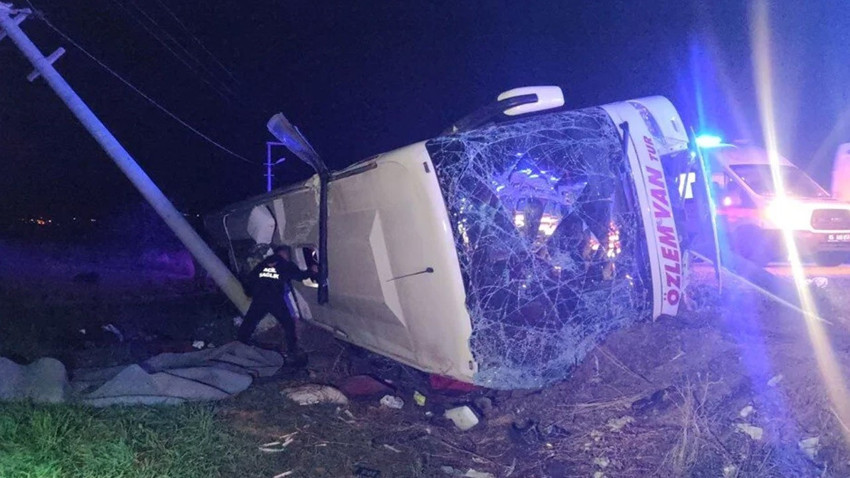 Van'da feci kaza: Yolcu otobüsü devrildi, çok sayıda yaralı var