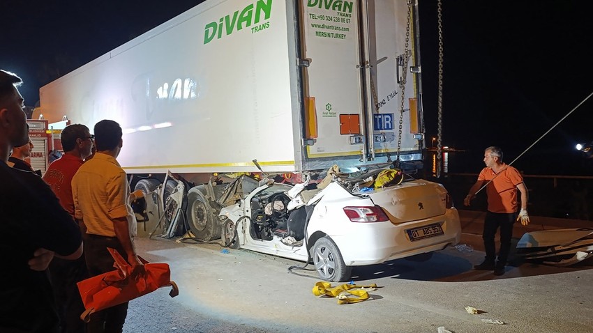 Mersin'de katliam gibi kaza! Otomobil, tırın altına girdi: 2 kişi feci şekilde can verdi