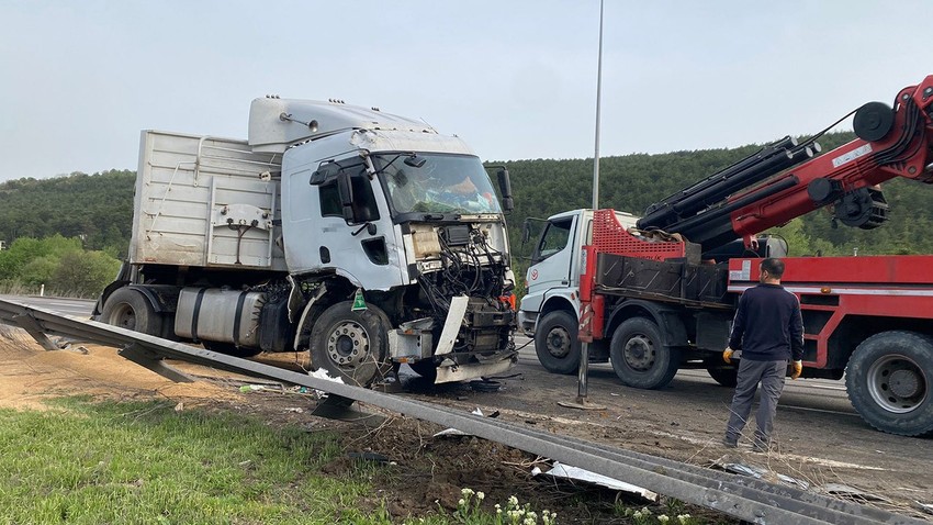 TEM’de buğday yüklü tır devrildi! İstanbul istikametinde trafik uzun süre aksadı