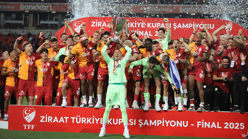 Şampiyon Galatasaray kupasını kaldırdı