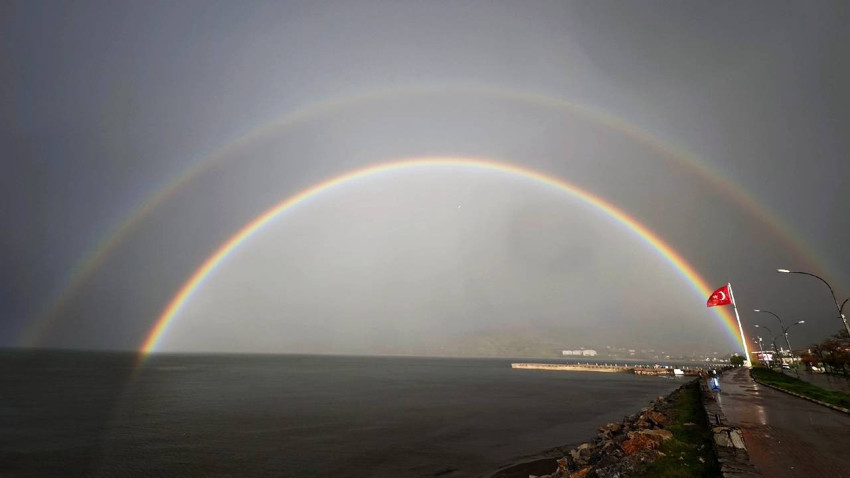 Van Gölü semalarında nadir anlar! Tatvan’da görenler büyülendi