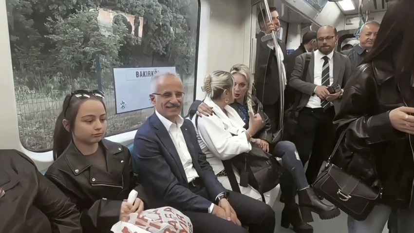 Abdulkadir Uraloğlu Marmaray'da vatandaşlarla sohbet etti: "Bakanla aynı vagona denk gelme olasılığı kaçtır?"