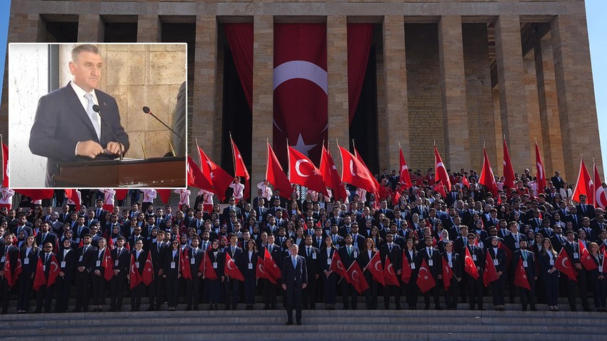 İlk tören Ata'nın huzurunda! Gençlik ve Spor Bakanı Osman Aşkın Bak, Anıtkabir Özel Defteri'ni imzaladı: "Türkiye'nin gücü gençliğidir"