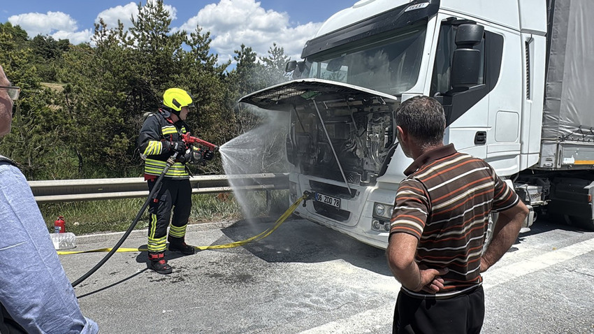 Anadolu Otoyolu'nda seyir halindeki tır alev alev yandı